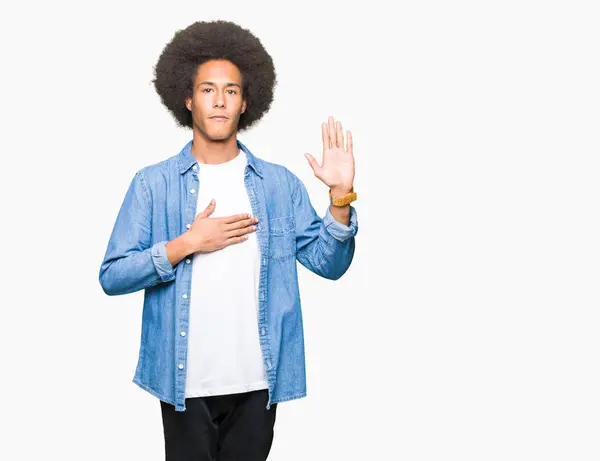 Joven Afroamericano Con Cabello Afro Juramento Con Mano Pecho Palma — Foto de Stock