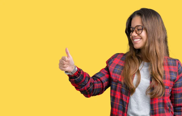 Jonge Mooie Brunette Vrouw Die Jas Bril Dragen Geïsoleerde Achtergrond — Stockfoto