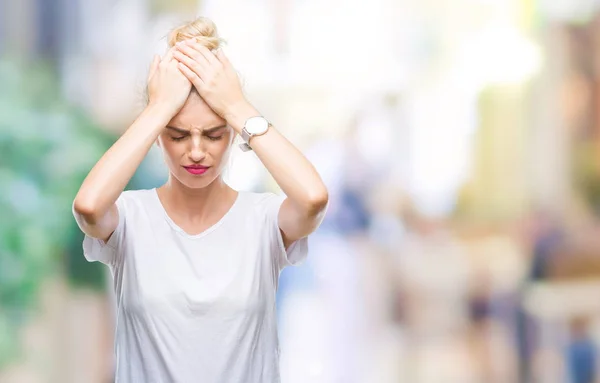 Młoda Piękna Kobieta Blonde Noszenie Shirt Biały Białym Tle Cierpiących — Zdjęcie stockowe