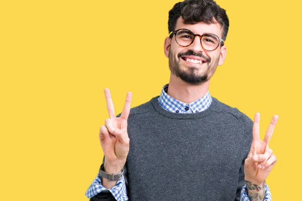 Homem Inteligente Bonito Jovem Usando Óculos Sobre Fundo Isolado Sorrindo — Fotografia de Stock