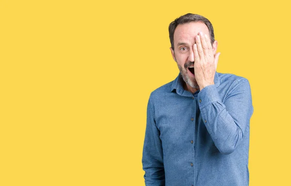 Guapo Mediana Edad Elegante Hombre Mayor Sobre Fondo Aislado Que — Foto de Stock