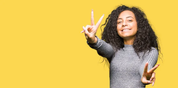 Menina Bonita Nova Com Cabelo Encaracolado Sorrindo Olhando Para Câmera — Fotografia de Stock