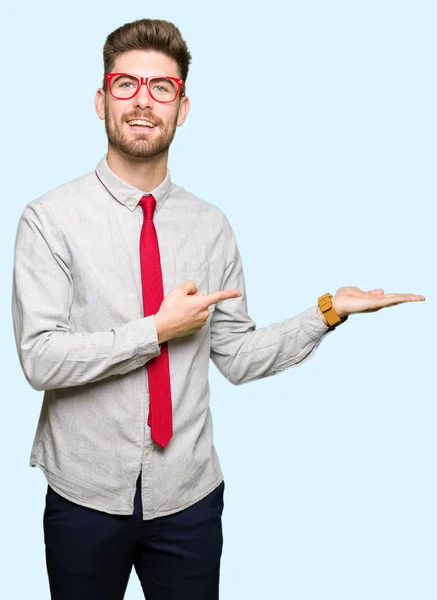 Mladý Pohledný Obchodní Muž Nosí Brýle Ohromil Usmívá Kameru Při — Stock fotografie