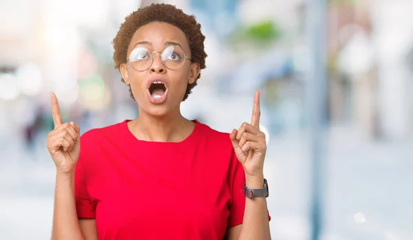 Mooie Jonge African American Vrouw Het Dragen Van Bril Geïsoleerde — Stockfoto