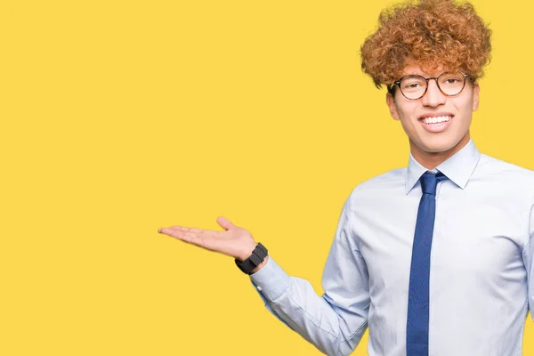 Jonge Knappe Zakenman Met Afro Bril Lacht Vrolijk Presenteren Wijzen — Stockfoto