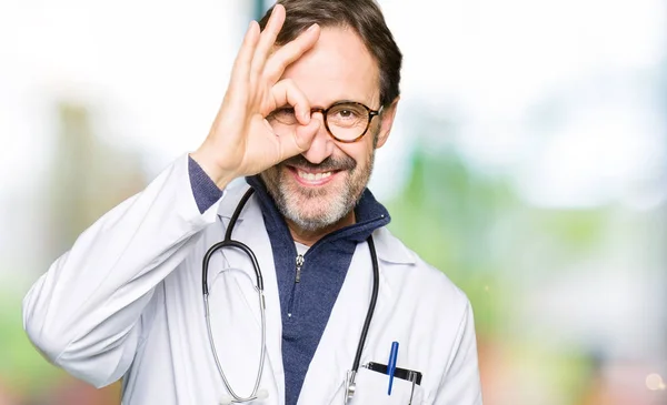 Bonito Médico Meia Idade Homem Vestindo Casaco Médico Fazendo Gesto — Fotografia de Stock