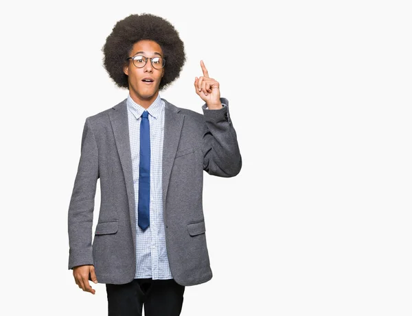 Junger Afrikanisch Amerikanischer Geschäftsmann Mit Afro Haaren Und Brille Der — Stockfoto