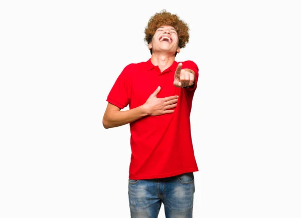 Homem Bonito Jovem Com Cabelo Afro Vestindo Camiseta Vermelha Rindo — Fotografia de Stock