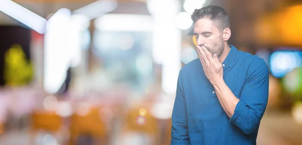 Joven Hombre Guapo Sobre Fondo Aislado Aburrido Bostezar Cansado Cubriendo — Foto de Stock