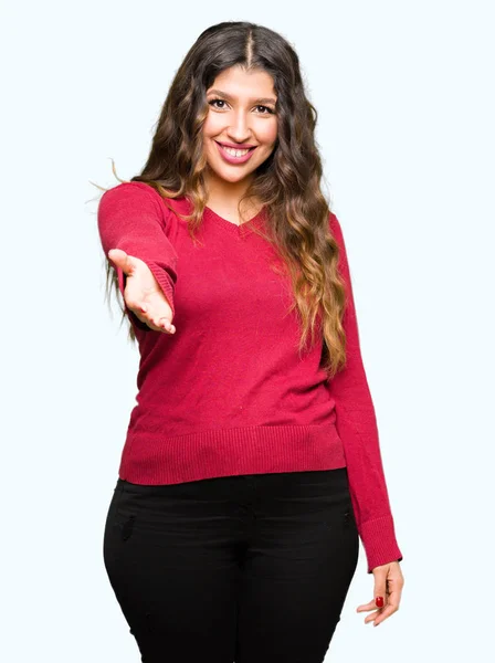 Jovem Mulher Bonita Vestindo Camisola Vermelha Sorrindo Amigável Oferecendo Aperto — Fotografia de Stock