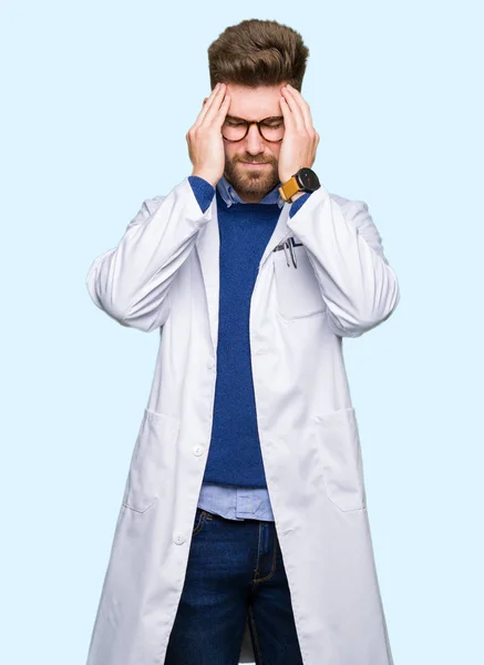 Νέος Επιστήμονας Όμορφος Άνθρωπος Φορώντας Γυαλιά Που Υποφέρουν Από Πονοκέφαλο — Φωτογραφία Αρχείου