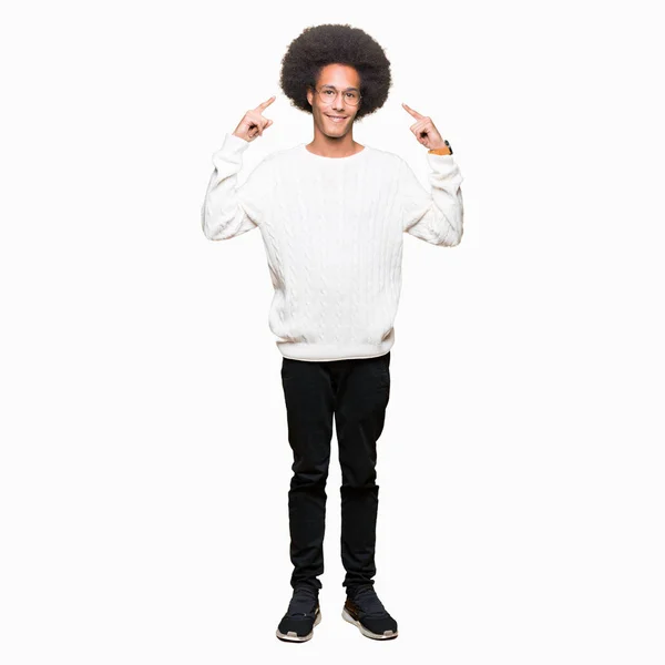 Young African American Man Afro Hair Wearing Glasses Smiling Pointing — Stock Photo, Image