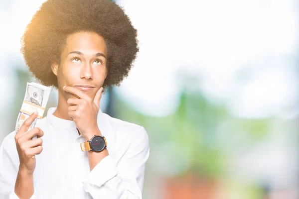 Joven Hombre Afroamericano Con Pelo Afro Sosteniendo Montón Dólares Cara —  Fotos de Stock