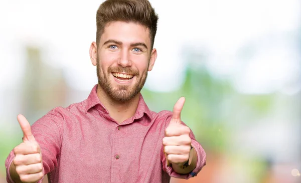 Jovem Bonito Homem Casual Negócios Aprovando Fazer Gesto Positivo Com — Fotografia de Stock