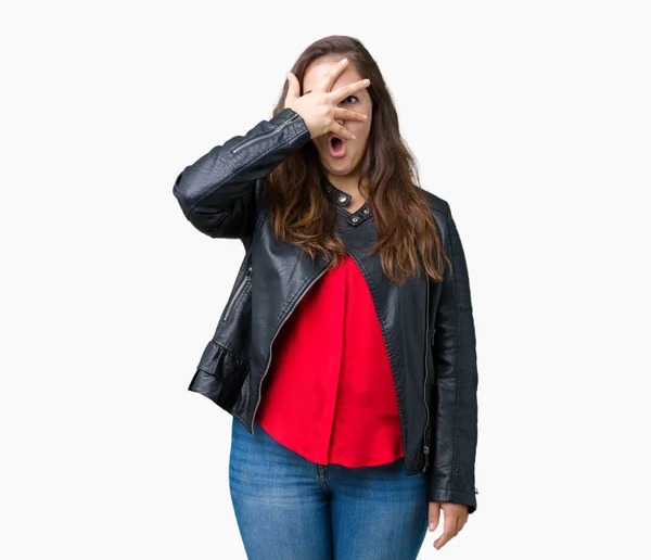 Schöne Size Junge Frau Einer Modischen Lederjacke Über Isoliertem Hintergrund — Stockfoto