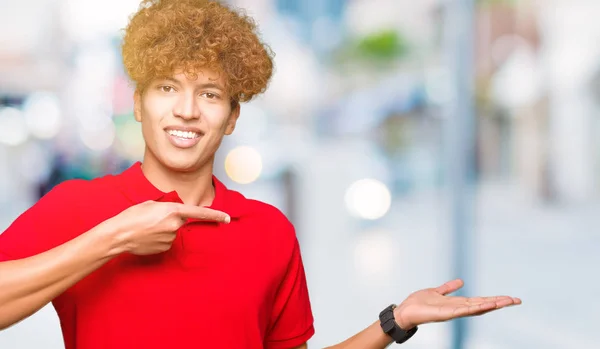 Joven Hombre Guapo Con Pelo Afro Vistiendo Camiseta Roja Asombrado —  Fotos de Stock