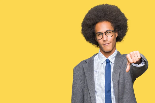 Unga Afroamerikanska Affärsman Med Afro Hår Glasögon Ser Missnöjda Och — Stockfoto