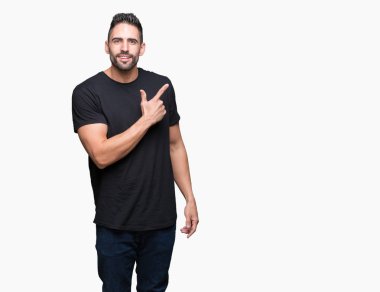 Yakışıklı delikanlı izole arka neşeli bir gülümseme ile el ve parmak kadar yan yüzünde mutlu ve doğal ifade ile işaret yüz üzerinden