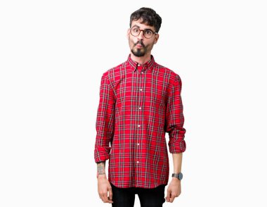 İzole arka plan yapma balık yüzüne dudaklı, çılgın ve komik bir jest gözlük takan yakışıklı delikanlı. Komik ifade.