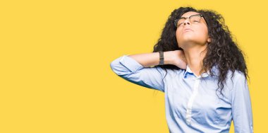 Kıvırcık saçlı Genç güzel iş kızı gözlük giyiyor boyun ağrısı yaralanması, el ile boyun dokunmadan, kas ağrısı