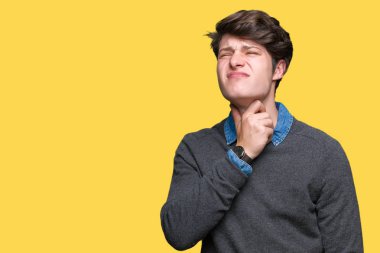 Izole arka plan üzerinde Genç yakışıklı zarif adam ağrılı boyun dokunmadan, grip, clod ve enfeksiyon için boğaz ağrısı