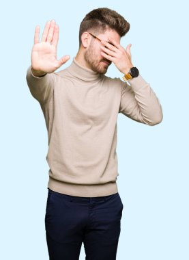 Genç yakışıklı iş adamı giyen gözlük el kapsayan gözlerle ve stop jest ile acı ve korku ifadesi. Utandım ve negatif kavramı.