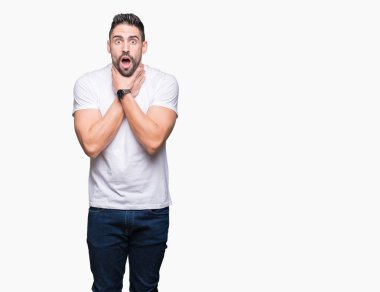 Genç adam izole arka plan bağırarak üzerinde rahat beyaz t-shirt giyen ve çünkü boğmak acı kendi ellerimle öldürürüm. Sağlık sorunu. Yaralarından ve intihar kavramı.