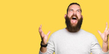 Casual kazak çılgın ve kızgın bağırarak ve agresif ifade ve silah kaldırdı bağırmaya giyen genç sarışın adam. Hayal kırıklığı kavramı.