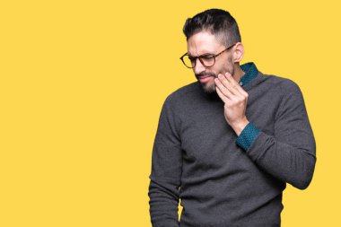 Diş ağrısı veya dişlerde dişlerle ilgili hastalık nedeniyle ağız acı ifadesi ile el ile dokunmak izole arka plan üzerinde gözlük takan yakışıklı delikanlı. Diş hekimi kavramı.