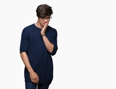 Seyir yorgun ve bıkkın ile depresyon sorun Çapraz kollar ile izole arka plan düşünme üzerinde gözlük takan genç yakışıklı adam.