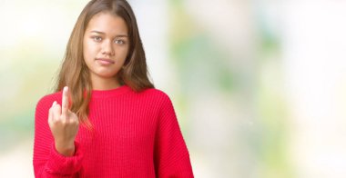 İzole arka plan gösteren orta parmak, kaba ve kaba siktir git ifade üzerinde kırmızı kış kazak giyen genç güzel esmer kadın