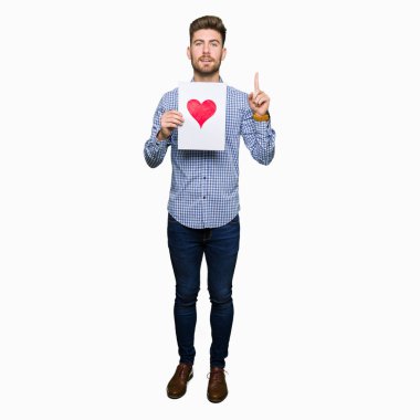 Kırmızı kalp bir fikir ya da soru işaret parmağı gülen yüz, bir numara ile sürpriz ile kağıt tutan genç yakışıklı adam