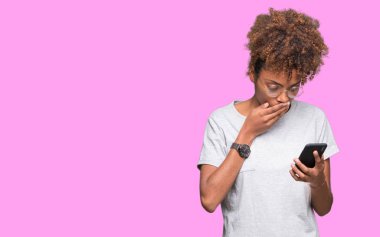 Sessizlik, gizli kavram Smartphone için hata, korku, ifade izole arka kapak ağız utanç ile şok el ile üzerinden kullanan genç Afro-Amerikan kadın korkuttu