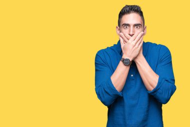 Yakışıklı delikanlı izole arka plan ağız hata için elleriyle kapsayan şok içinde. Gizli kavramı.