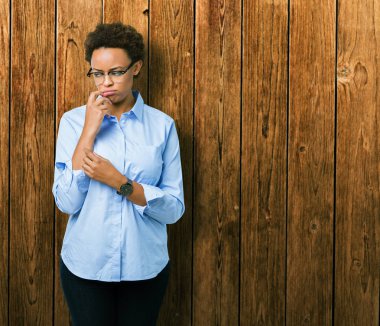 Kızgın ve korkmuş ağlıyor genç güzel Afro-Amerikan iş kadın depresif izole arka plan ve sıkıntı, endişe yüzünden. Üzgün ifade.