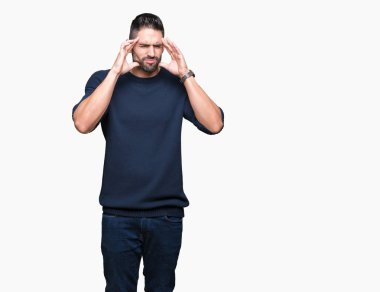 Genç yakışıklı adam baş ağrı için baş el ile izole arka plan üzerinde kazak giyiyor çünkü stres. Migren muzdarip.