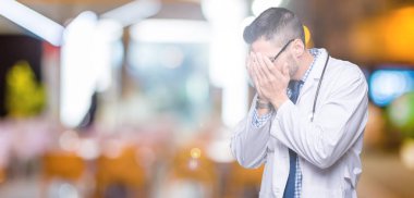 Yakışıklı genç adam üzgün ifade yüz eller ile ağlayarak süre kapsayan ile izole arka plan üzerinde doktor. Depresyon kavramı.