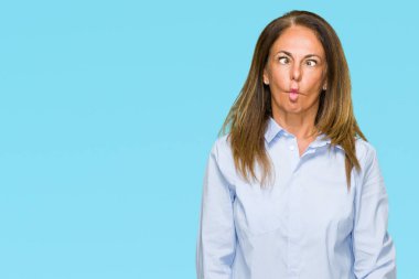 Güzel orta yaş iş yetişkin kadın izole arka plan yapma balık yüzüne dudaklı, çılgın ve komik bir jest. Komik ifade.