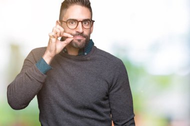 Üzerinde gözlük takan genç yakışıklı adam arka plan ağız izole ve parmak ile ZIP olarak Dudaklarını kapa. Gizli ve sessiz, tabu söz