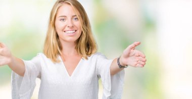 Sarılmak için kollarını açarak gülümseyerek kameraya bakarak izole arka plan güzel genç zarif kadın. Neşeli ifade kucaklayan mutluluk.