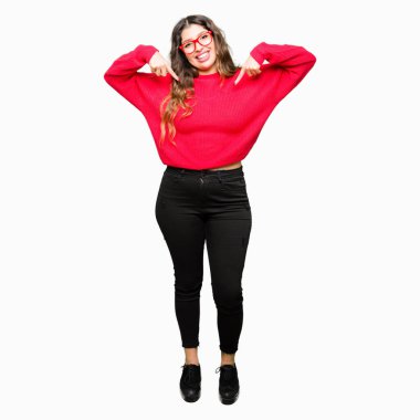 Yüzünde gülümseme ile kendinden emin görünüyorsun, kendini gururlu ve mutlu parmakları ile işaret kırmızı gözlük takan genç güzel kadın.