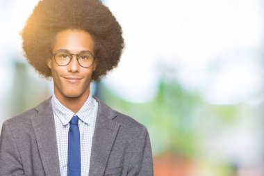 Afro saç giyen ile genç Afro-Amerikalı iş adamı gülen alma veya jest vererek birlikte el avuç içi ile gözlük. Ayrı tutma ve koruma