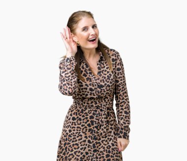 Üzerinde leopar elbise giyen güzel orta yaş olgun zengin kadın arka plan bir işitme söylenti ya da dedikodu için dinleme kulak üzerinde el ile gülümseyen izole. Sağırlık kavramı.