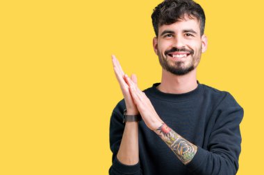 İzole genç yakışıklı adam arka plan Clapping ve mutlu ve neşeli, gururlu gülümseyen birlikte eller alkış