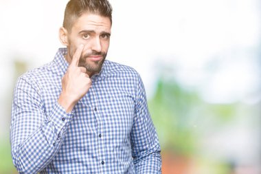 İzole genç yakışıklı adam arka plan işaret jest göz izlemek için şüpheli ifade