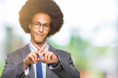 Gözlük ret ifade geçiş parmakları eksi işareti yapıyor giyen afro saçlı genç Afro-Amerikalı iş adamı