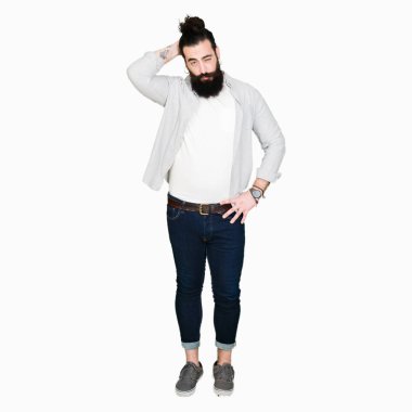 Uzun saçlı Genç adam, sakal ve küpe karıştırır ve soru hakkında merak ediyorum. Şüphe ile belirsiz, baş el ile düşünme. Pensive kavramı.