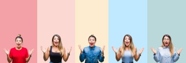 Renkli çizgili izole arka plan üzerinde genç güzel kadın kolaj çılgın ve silah yükseltilmiş ve açık gözleri heyecanlı çığlık ile başarı için hayran kutluyor. Kazanan kavramı