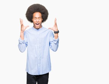 Kızgın ve silah ile başarı için deli afro saç kutluyor ile genç Afro-Amerikan adam kaldırdı ve heyecanlı çığlık gözler kapalı. Kazanan kavramı