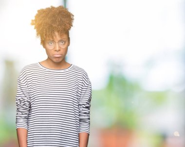 Kızgın ve korkmuş ağlıyor izole arka depresif üzerinde gözlük ve sıkıntı, endişe giyen güzel genç Afro-Amerikan kadın. Üzgün ifade.